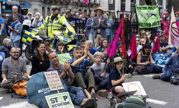 Nhiều người biểu tình chống biến đổi khí hậu bị bắt giữ