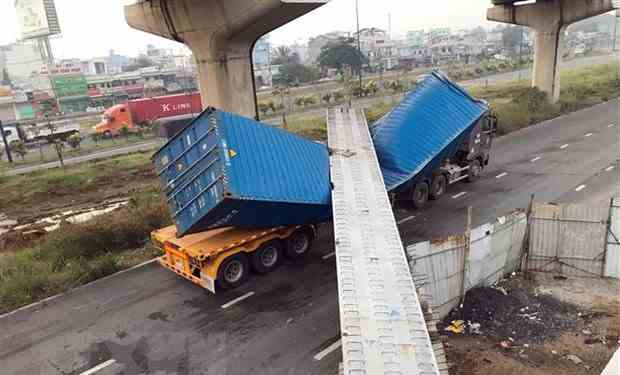 Xe container kéo sập dầm cầu bộ hành: Sẽ xử lý nghiêm các sai phạm