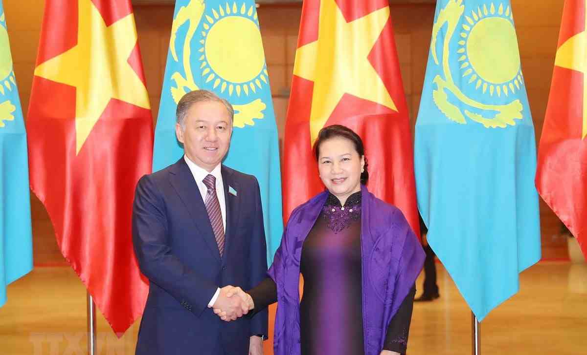 Chủ tịch Quốc hội đón, hội đàm với Chủ tịch Hạ viện Kazakhstan