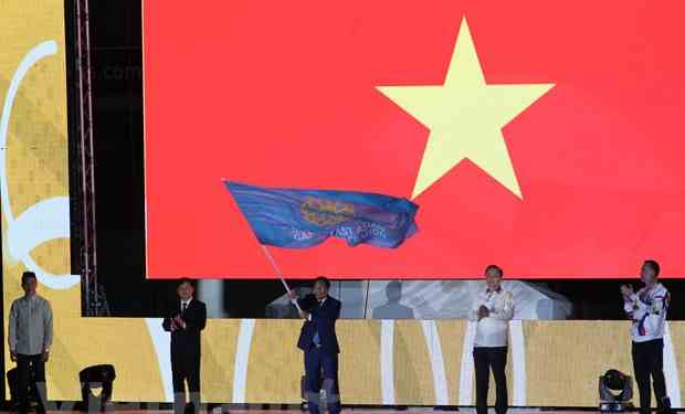 Việt Nam nhận cờ đăng cai SEA Games 31 từ Philippines
