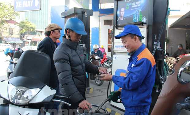 Đồng loạt giảm, giá xăng RON95-III xuống còn 20.795 đồng mỗi lít