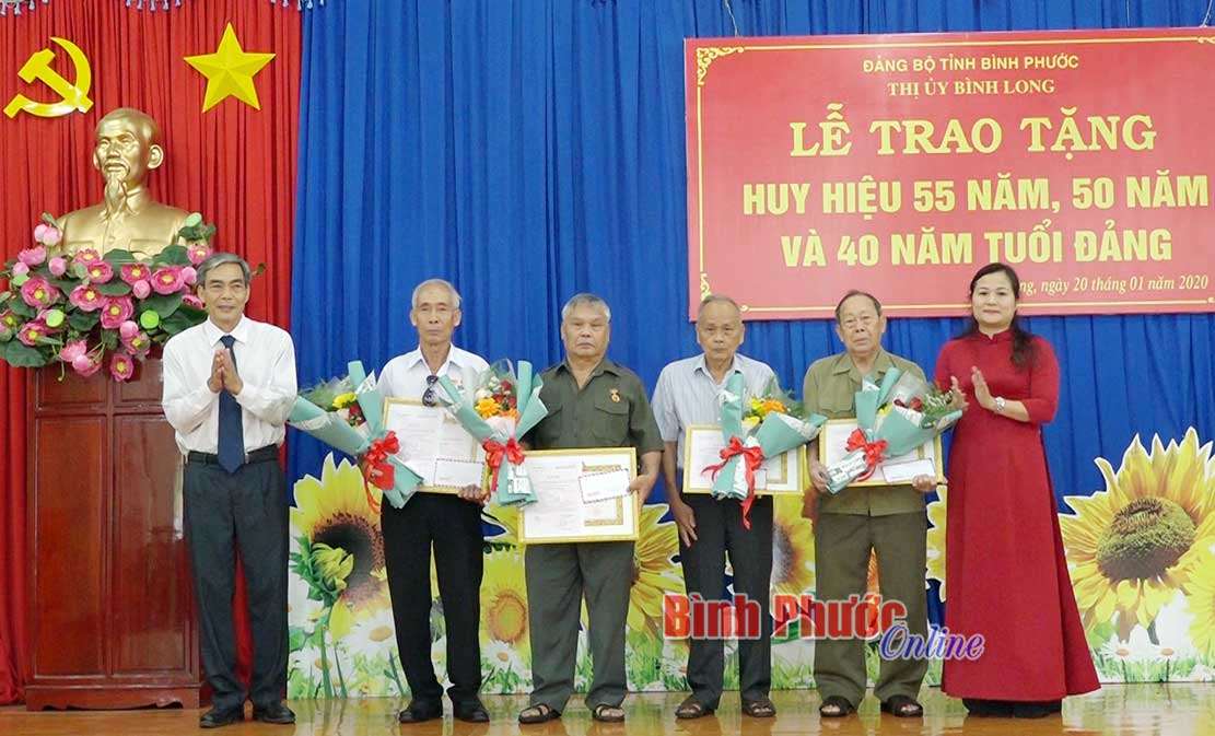 7 đảng viên được trao tặng Huy hiệu 55, 50, 40 năm tuổi Đảng