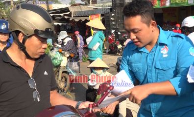 Đoàn viên thanh niên Bình Long phát tờ rơi tuyên truyền về dịch nCoV