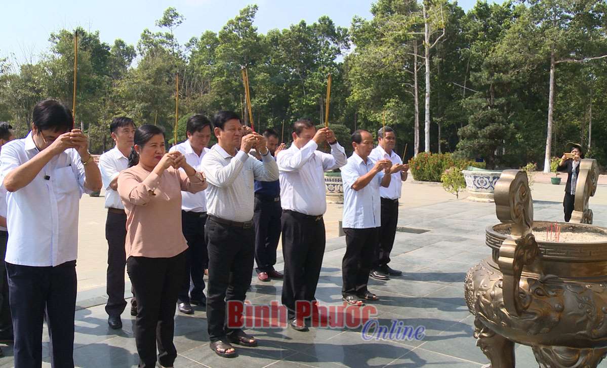 Lãnh đạo tỉnh d&acirc;ng hương tại Khu căn cứ B&ocirc;̣ chỉ huy mi&ecirc;̀n Tà Thi&ecirc;́t