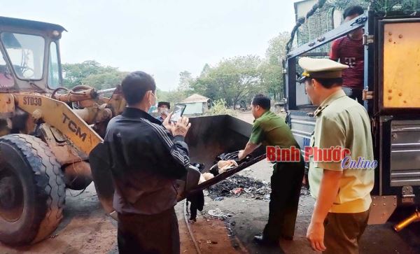 Ti&ecirc;u hủy 310kg thịt vịt kh&ocirc;ng r&otilde; nguồn gốc xuất xứ