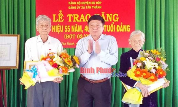 Bù Đốp trao Huy hiệu Đảng đợt 3-2