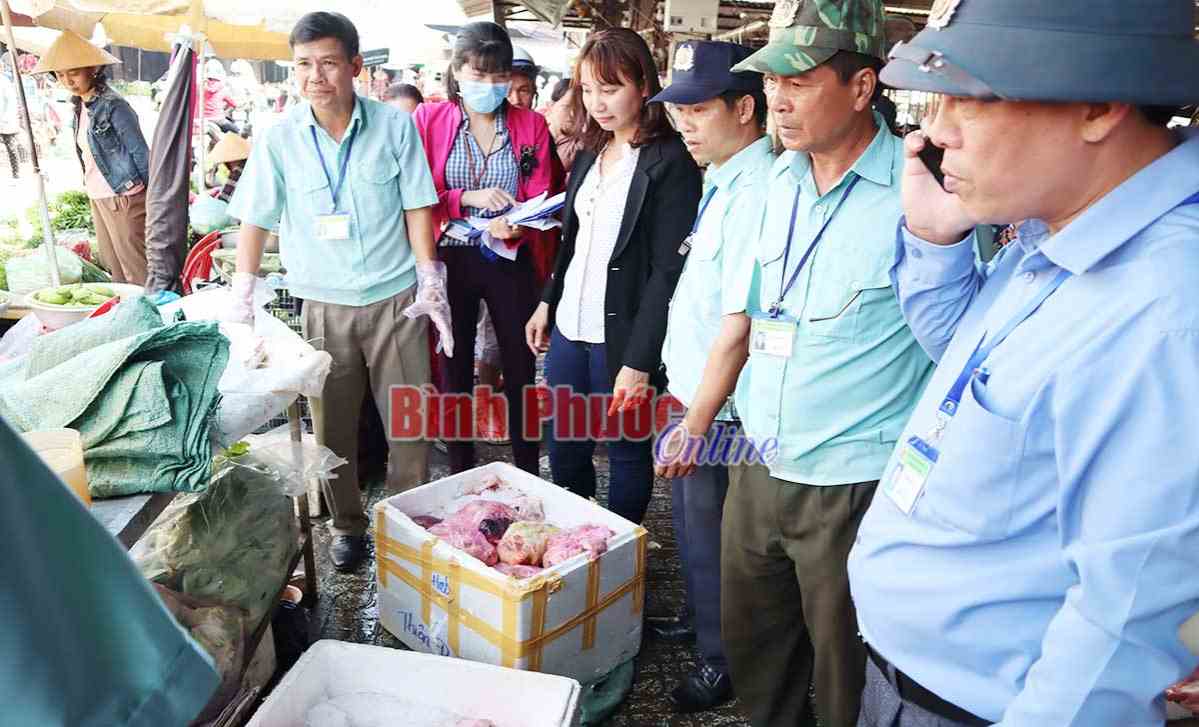 Ti&ecirc;u hủy hơn 200kg thịt heo bị &ocirc;i thiu