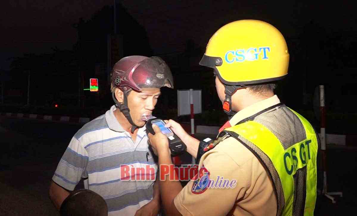 C&ocirc;ng an B&igrave;nh Long ra qu&acirc;n kiểm tra nồng độ cồn