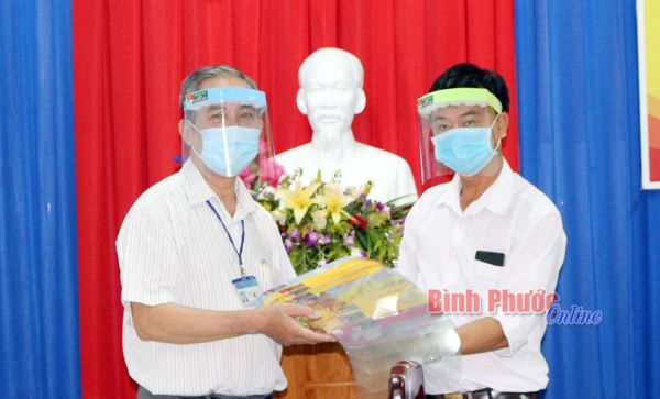 Đoàn xã Tân Lợi tặng 500 nón ngăn giọt bắn phòng dịch 