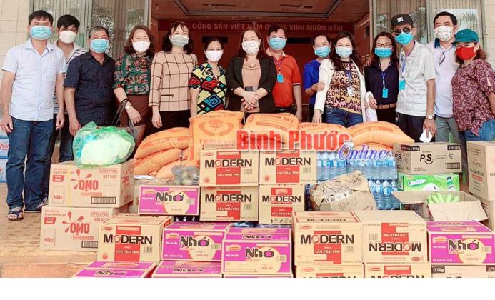 Tặng nhu yếu phẩm cho khu cách ly ở huyện Lộc Ninh và Bù Đốp