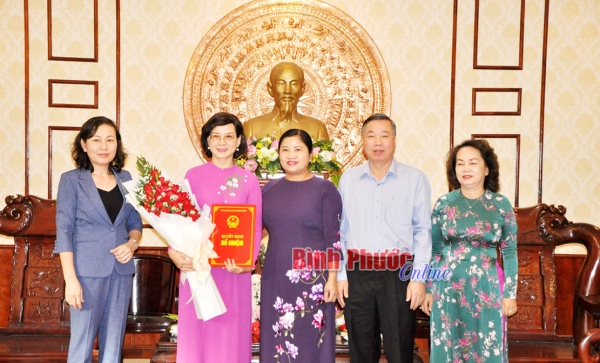 Trao quyết định phê chuẩn kết quả bầu bổ sung Phó chủ tịch UBND tỉnh