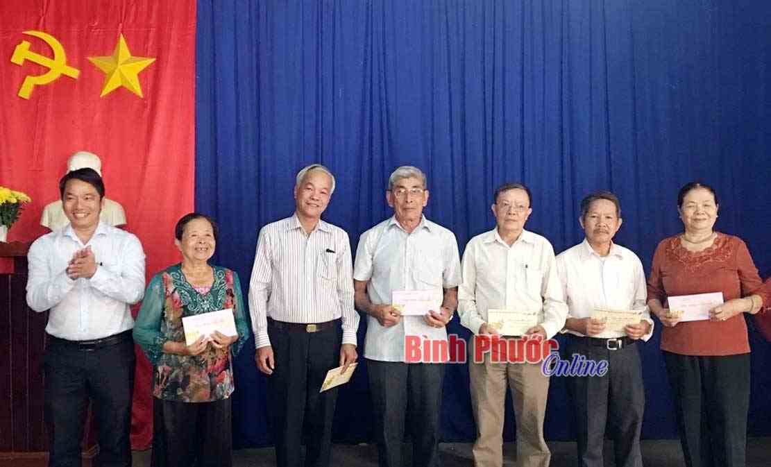 180 đảng vi&ecirc;n nhận qu&agrave; tết