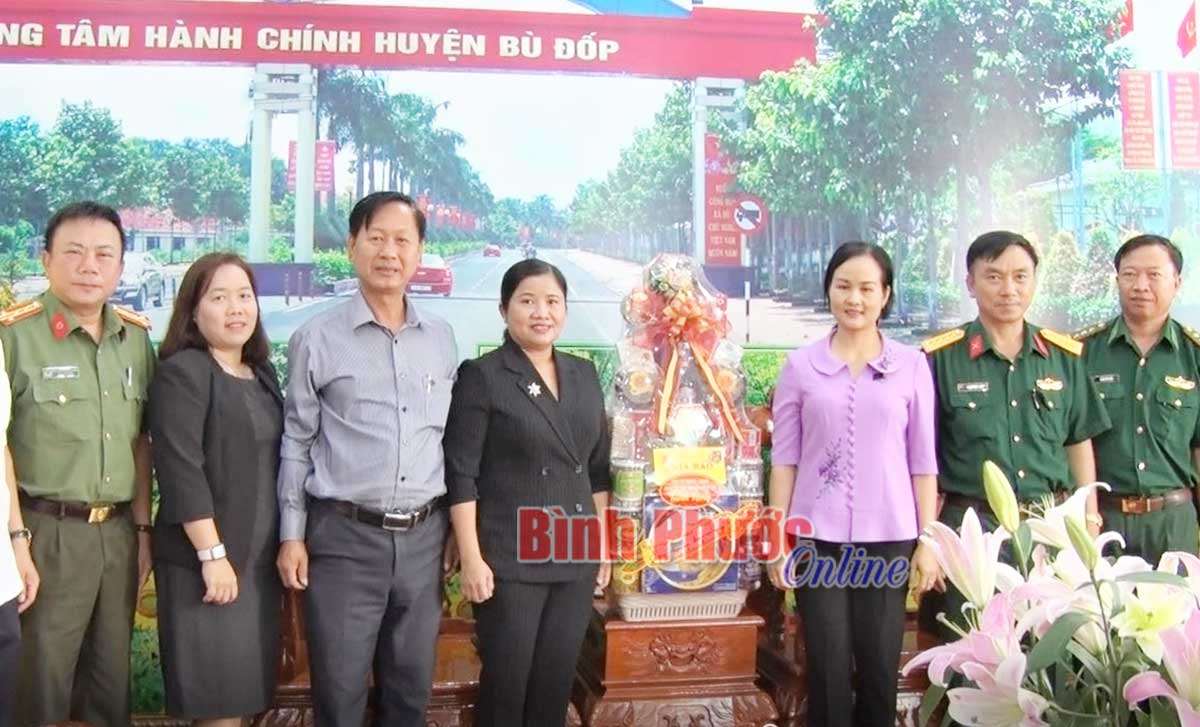 Chủ tịch UBND tỉnh Trần Tuệ Hiền thăm, chúc tết huyện Bù Đốp