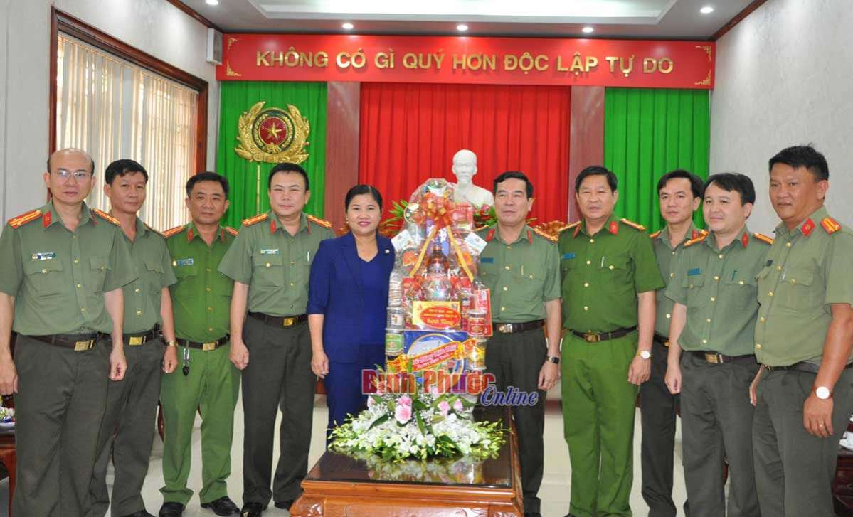 Chủ tịch UBND tỉnh Trần Tuệ Hiền thăm, động viên cán bộ, chiến sĩ các đơn vị lực lượng vũ trang