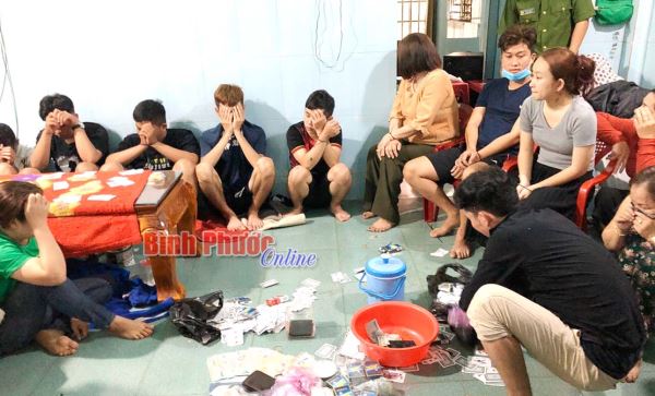 Tạm giữ h&igrave;nh sự 11 đối tượng đ&aacute;nh bạc