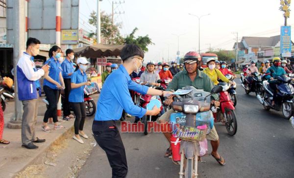 Tuổi trẻ Hớn Quản phát 1.050 khẩu trang phòng, chống dịch Covid-19