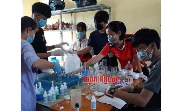 Trường THCS-THPT Tân Tiến pha chế nước rửa tay sát khuẩn