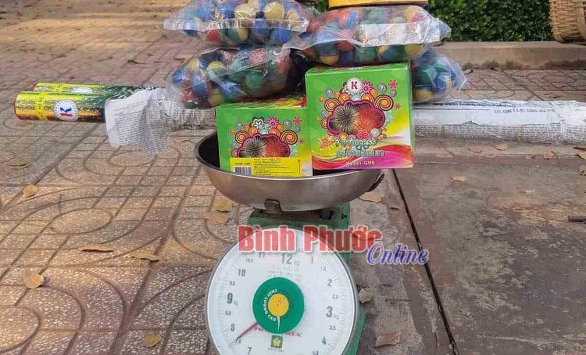 C&ocirc;ng an huyện Hớn Quản bắt 7,8kg ph&aacute;o lậu