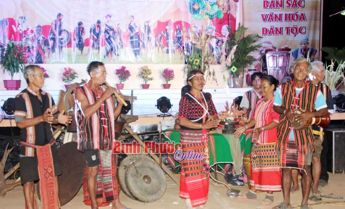 Ấn tượng giao lưu văn h&oacute;a cồng chi&ecirc;ng