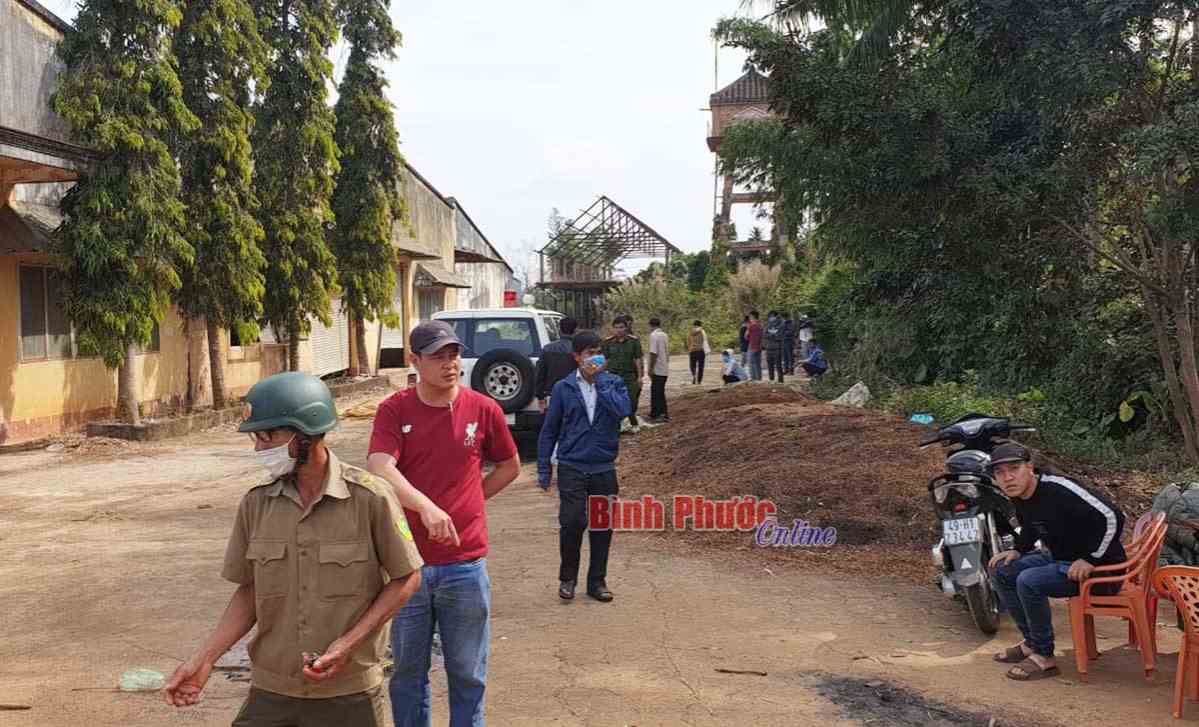 Ph&aacute;t hiện thi thể treo cổ đang ph&acirc;n hủy 