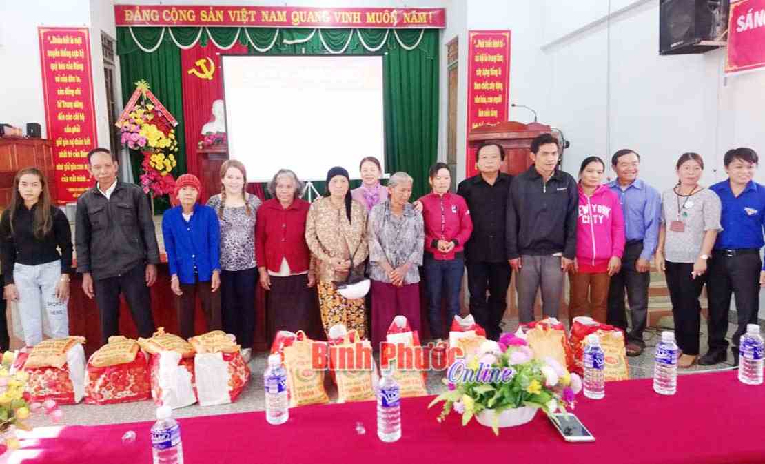 Hội Nhà báo tỉnh và Đại sứ nhân ái toàn cầu tại Hàn Quốc tặng quà tết