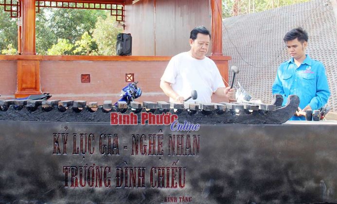 Nghệ nh&acirc;n, kỷ lục gia Trương Đ&igrave;nh Chiếu v&agrave; đ&agrave;n đ&aacute; d&acirc;n tộc