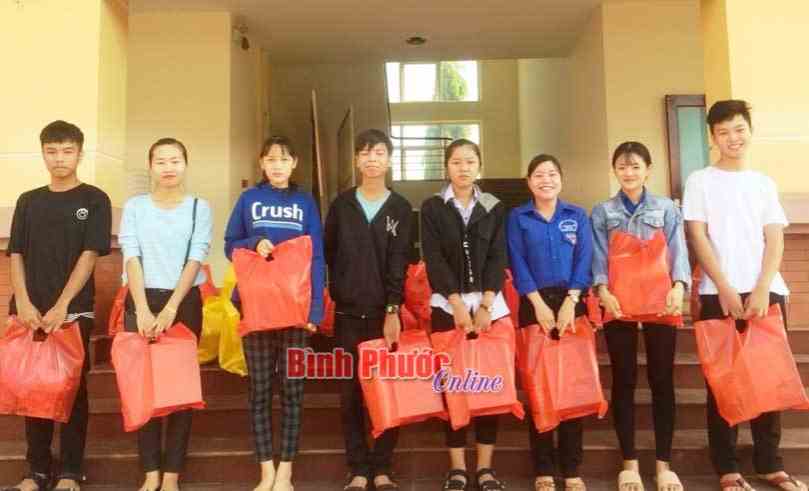 Trao quà Tết cho đoàn viên thanh niên có hoàn cảnh khó khăn