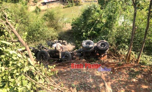 Xe bồn chở nhựa đường lao xuống vực s&acirc;u, t&agrave;i xế v&agrave; phụ xe tho&aacute;t chết thần kỳ