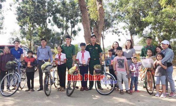 Người chiến sĩ nặng l&ograve;ng với nh&acirc;n d&acirc;n