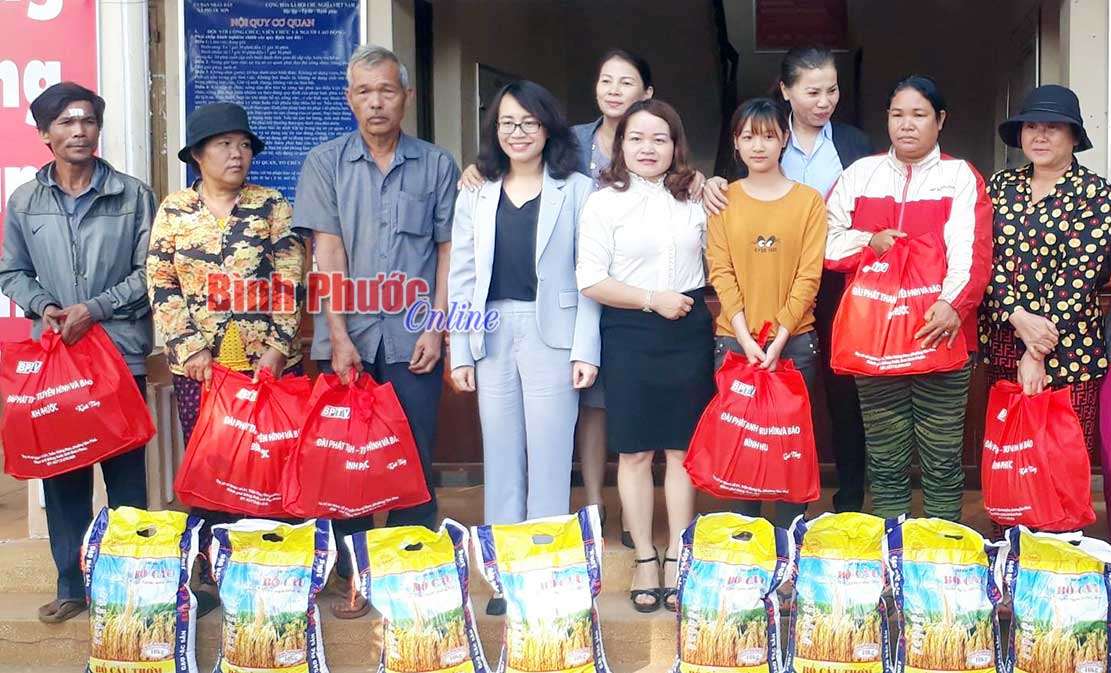 Đài PT-TH và Báo Bình Phước tặng 575 phần quà tết cho hộ nghèo, cận nghèo