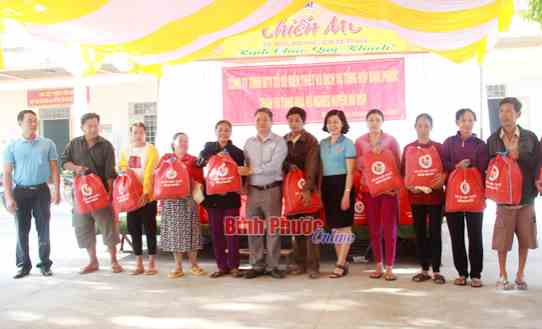 Tặng 650 phần quà tặng người dân biên giới Bù Đốp đón tết 