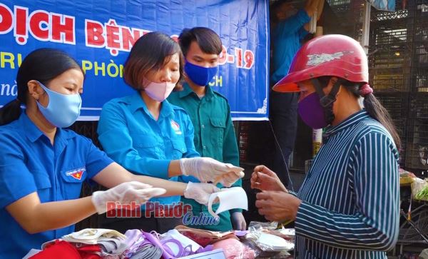Phát hơn 3.000 khẩu trang miễn phí cho người dân
