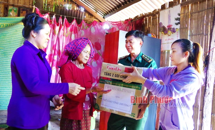 Tự hào vì có bộ đội chung tay giúp đỡ!