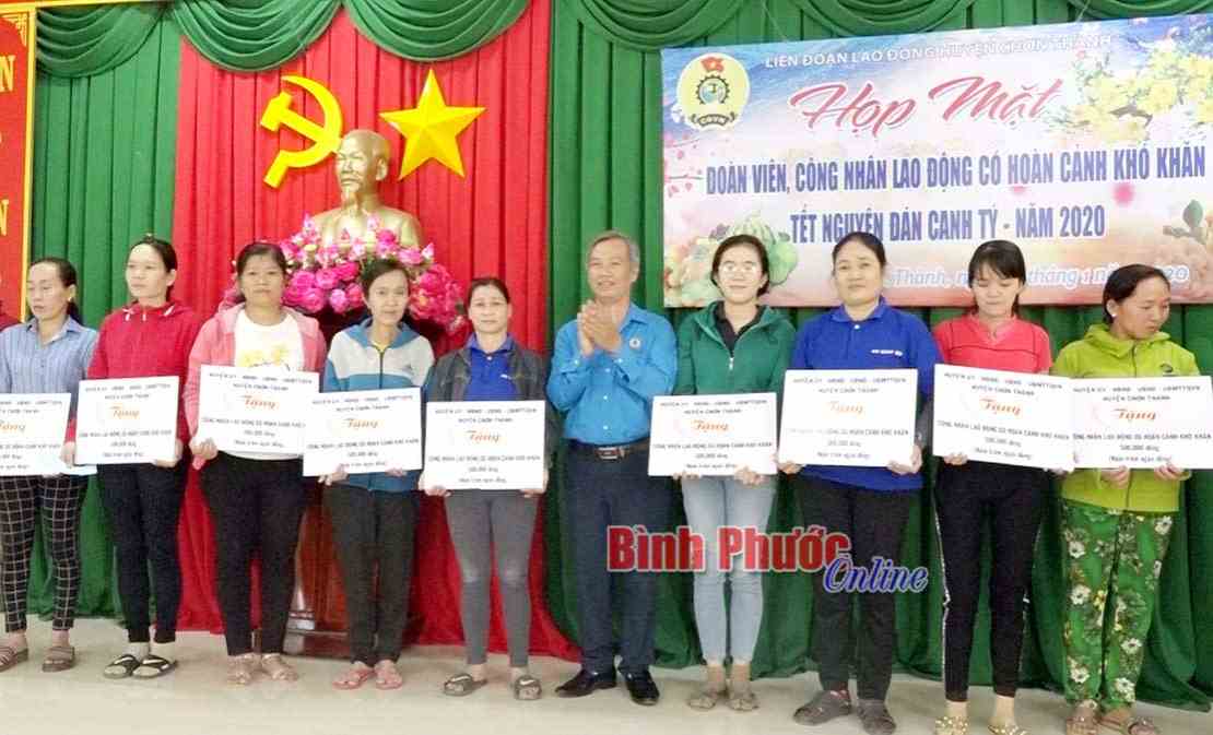 Tặng quà tết cho công nhân xa quê