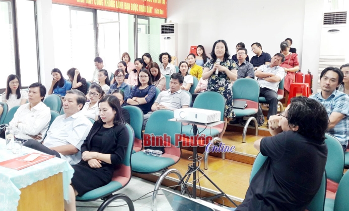 Tập huấn kỹ năng l&agrave;m b&aacute;o ph&aacute;t thanh hiện đại