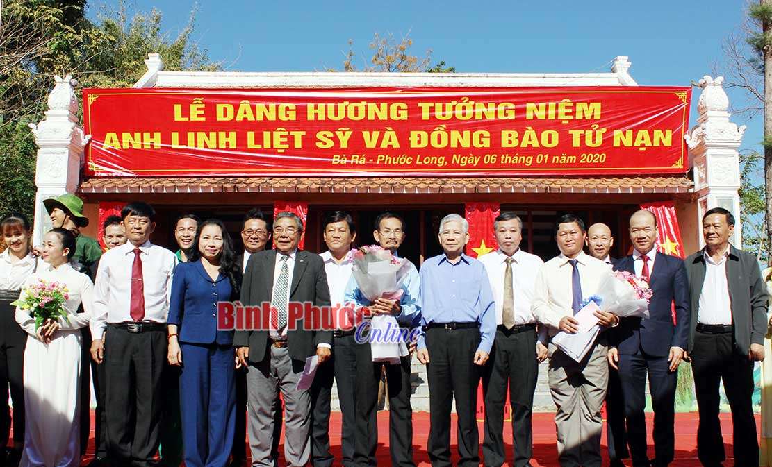 Dâng hương Đền thờ liệt sĩ và đồng bào tử nạn tại Bà Rá