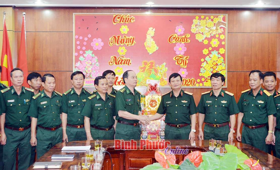 Trung tướng Trần Ho&agrave;i Trung l&agrave;m việc với Bộ đội bi&ecirc;n ph&ograve;ng tỉnh