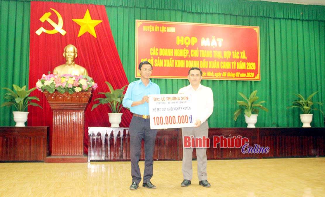 Bí thư Huyện ủy Lộc Ninh hỗ trợ 100 triệu đồng cho quỹ Câu lạc bộ khởi nghiệp 