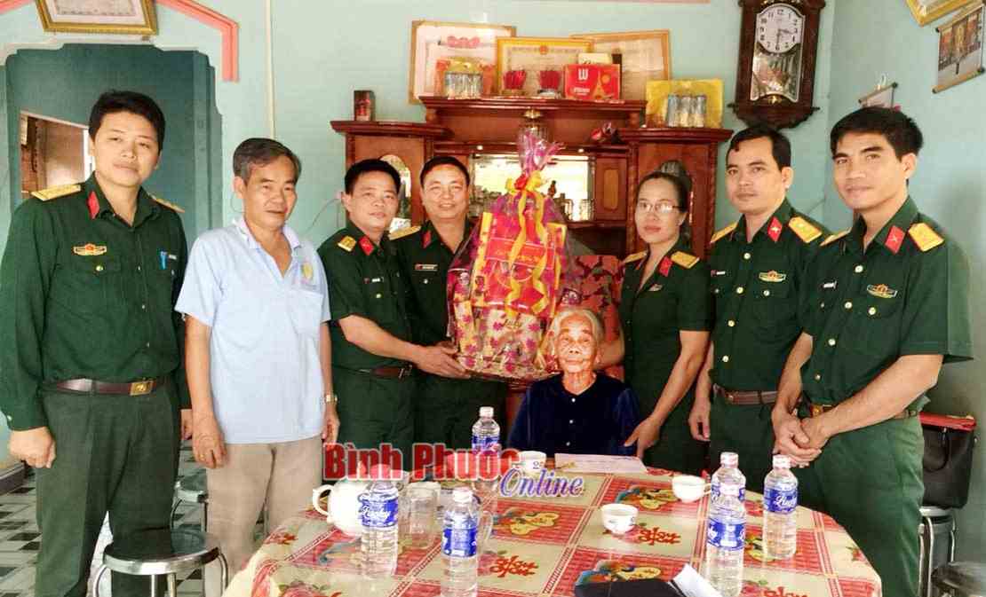 Binh đoàn 16 thăm, chúc tết Mẹ Việt Nam anh hùng