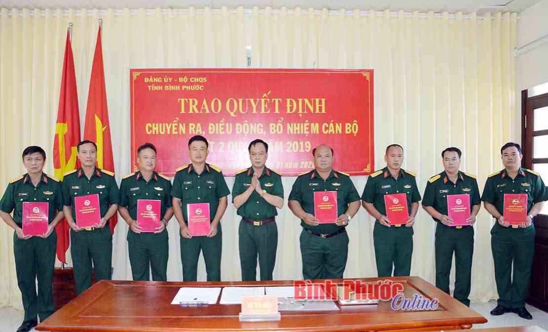 Đảng ủy Bộ CHQS tỉnh: Trao quyết định chờ nghỉ chế độ v&agrave; điều động, bổ nhiệm c&aacute;n bộ