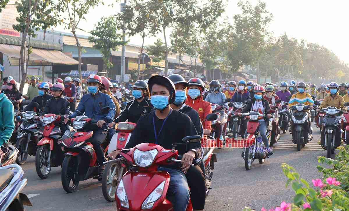 Phòng virus Corona, công nhân khu công nghiệp đeo khẩu trang đi làm
