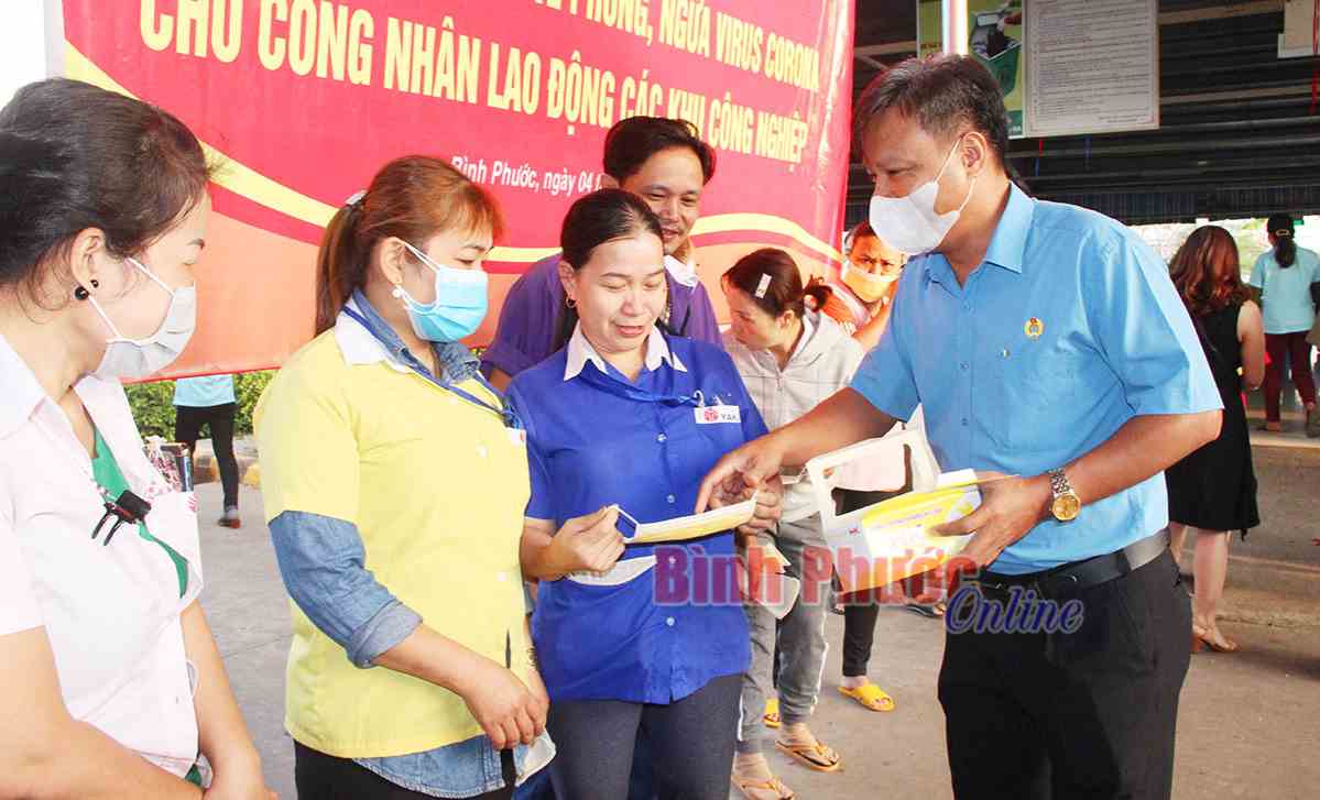 Phát khẩu trang miễn phí phòng, chống dịch Corona cho công nhân các KCN