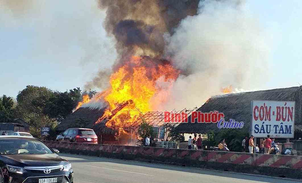 “Bà hỏa” thiêu rụi 3 quán cà phê