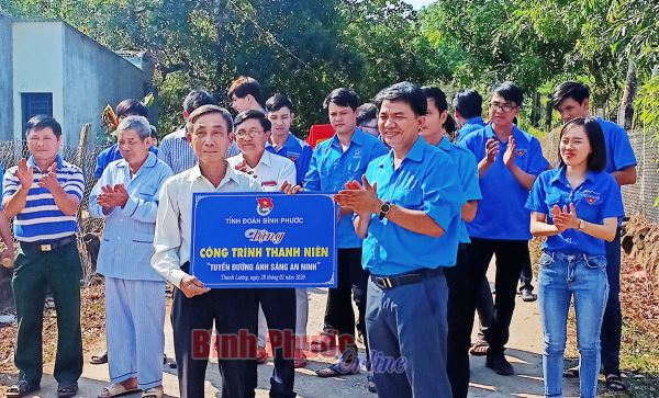 Bàn giao công trình thanh niên “Tuyến đường ánh sáng an ninh”