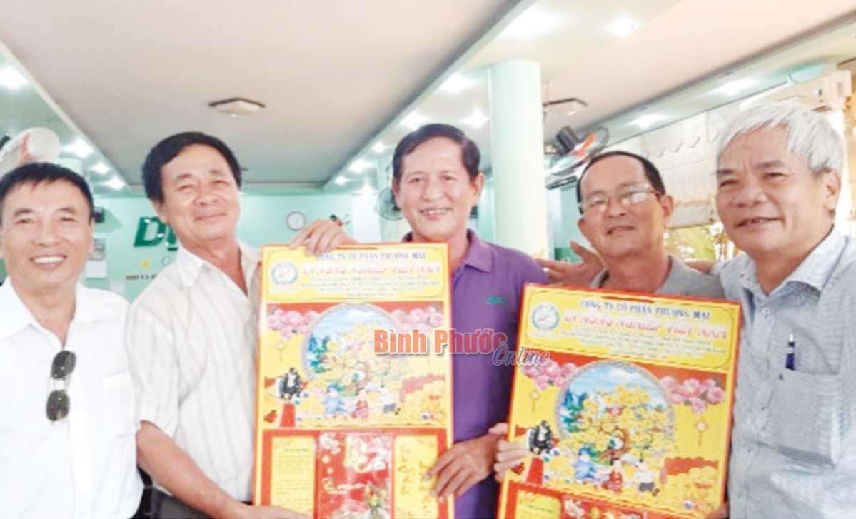 Công nhân cao su đón tết vui vẻ, đầm ấm