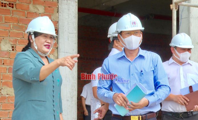 Chủ tịch UBND tỉnh kiểm tra tiến độ các công trình chào mừng Đại hội Đảng bộ tỉnh