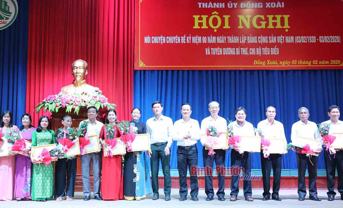 Đồng Xoài tuyên dương 15 chi bộ và 20 bí thư chi bộ tiêu biểu