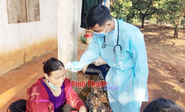 Bù Đăng kiểm tra sức khỏe 19 người đến từ tỉnh Vĩnh Phúc