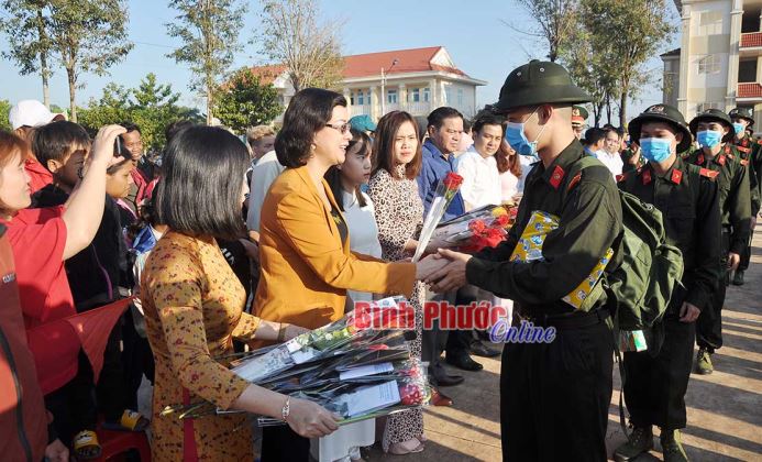 Hơn 1.000 t&acirc;n binh n&ocirc; nức l&ecirc;n đường t&ograve;ng qu&acirc;n