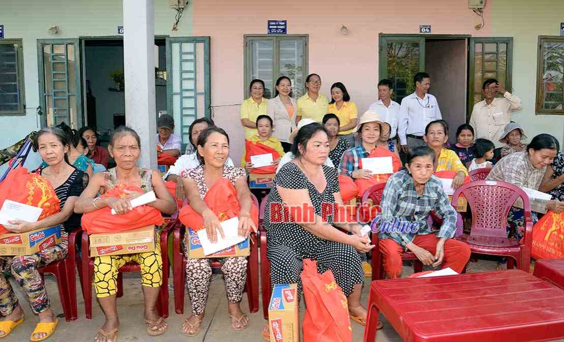Bình Long vận động 7.238 phần quà tết tặng người nghèo